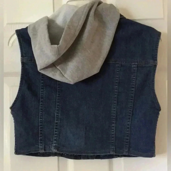 Woman Juniors CHIQLE blue Denim Gray Hoodie Sleeveless Jean Vest Sz Large EUC - Picture 2 of 3
